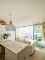 ascale_crystalluxwhite_5.jpg